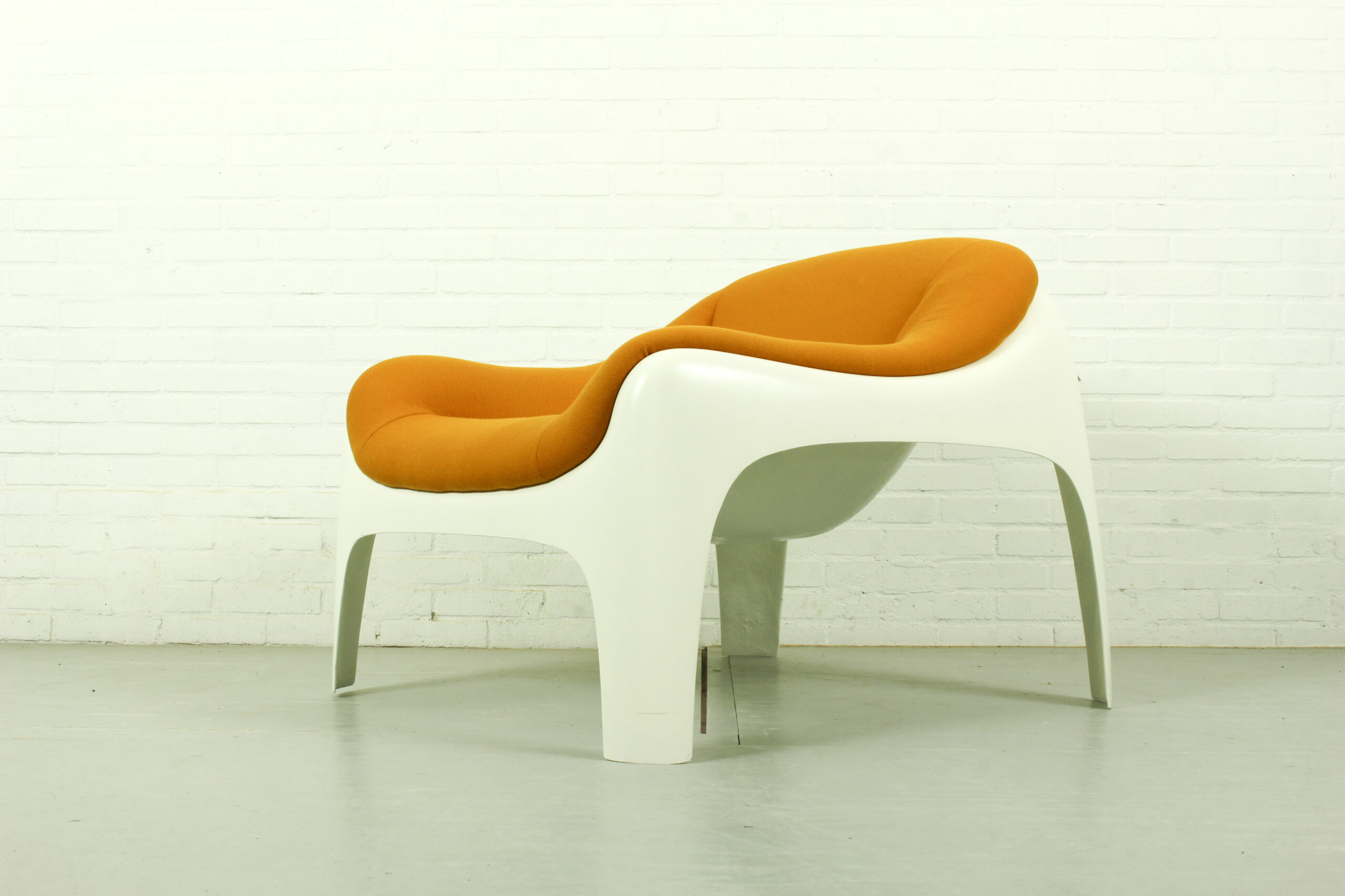 Rare Space Age Fiberglass Lounge Chair by Sergio Mazza for Artemide - Image 12